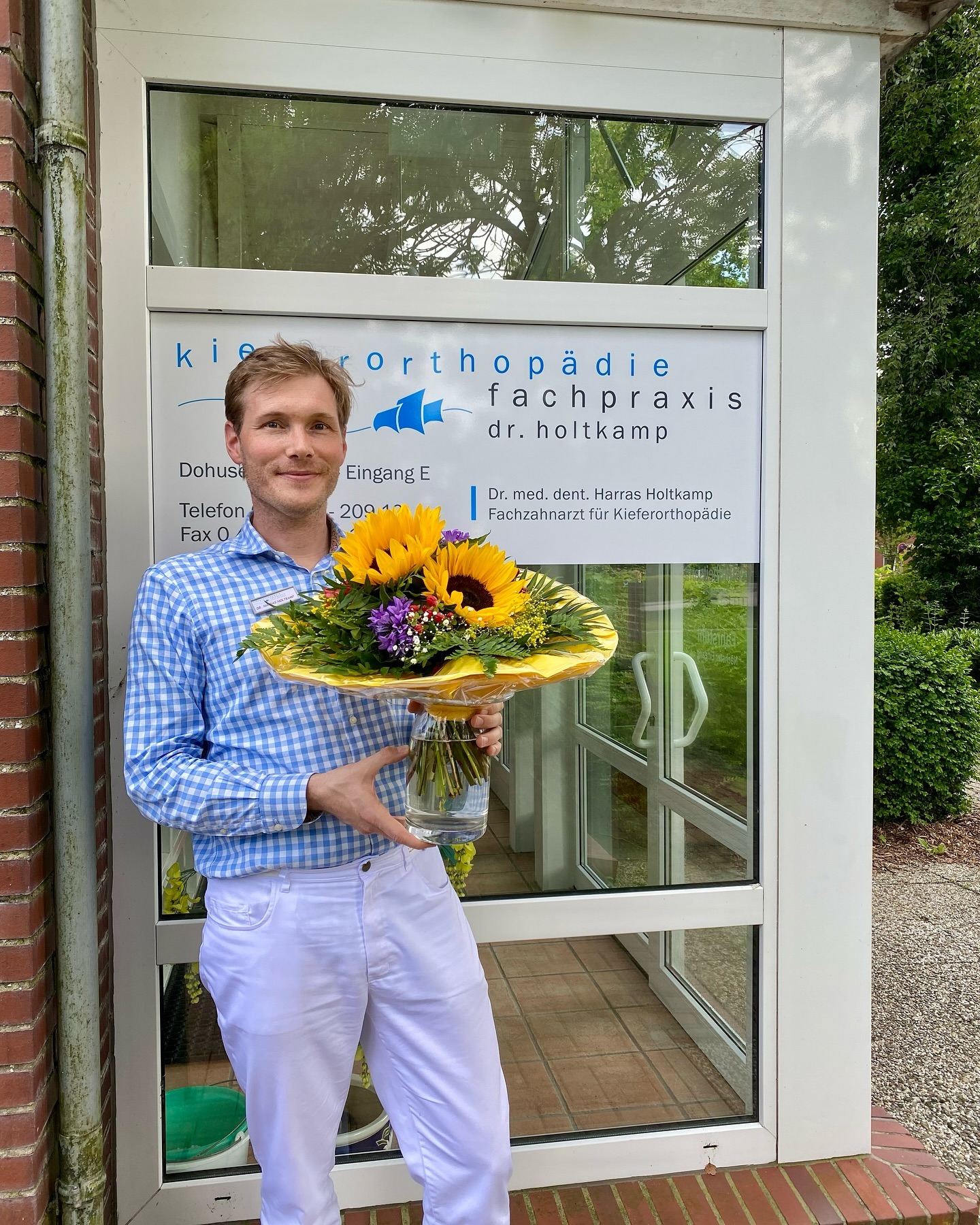 Herzlichen Glückwunsch zum 3-jährigen Praxisjubiläum 💐😊

Am 1. Juli 2021 hat Dr. Harras Holtkamp die kieferorthopädische Praxis in Wittmund übernommen und seitdem ist so einiges passiert:

Wir haben die Praxis modernisiert und digitalisiert, sind als Team zusammengewachsen, haben tolle Ausflüge unternommen und vor allem vielen Patient*innen ein gesundes und schönes Lächeln fürs Leben ins Gesicht gezaubert. 🦷☺️ Wir blicken zufrieden auf die letzten Monate zurück und freuen uns auf alles, was die kommenden Jahre bringen werden. 

Danke an unsere Familien und Freunde für eure Unterstützung, an unsere Mitarbeiterinnen für die tolle Arbeit und natürlich an unsere Patient*innen für euer Vertrauen. 🫶

Herzliche Grüße 👨‍⚕️
Dr. Holtkamp

#praxis #praxisalltag #wittmund #ostfrieslandliebe #ostfrieslandmomente #jever #esens #aurich #jubiläum #kieferorthopäde